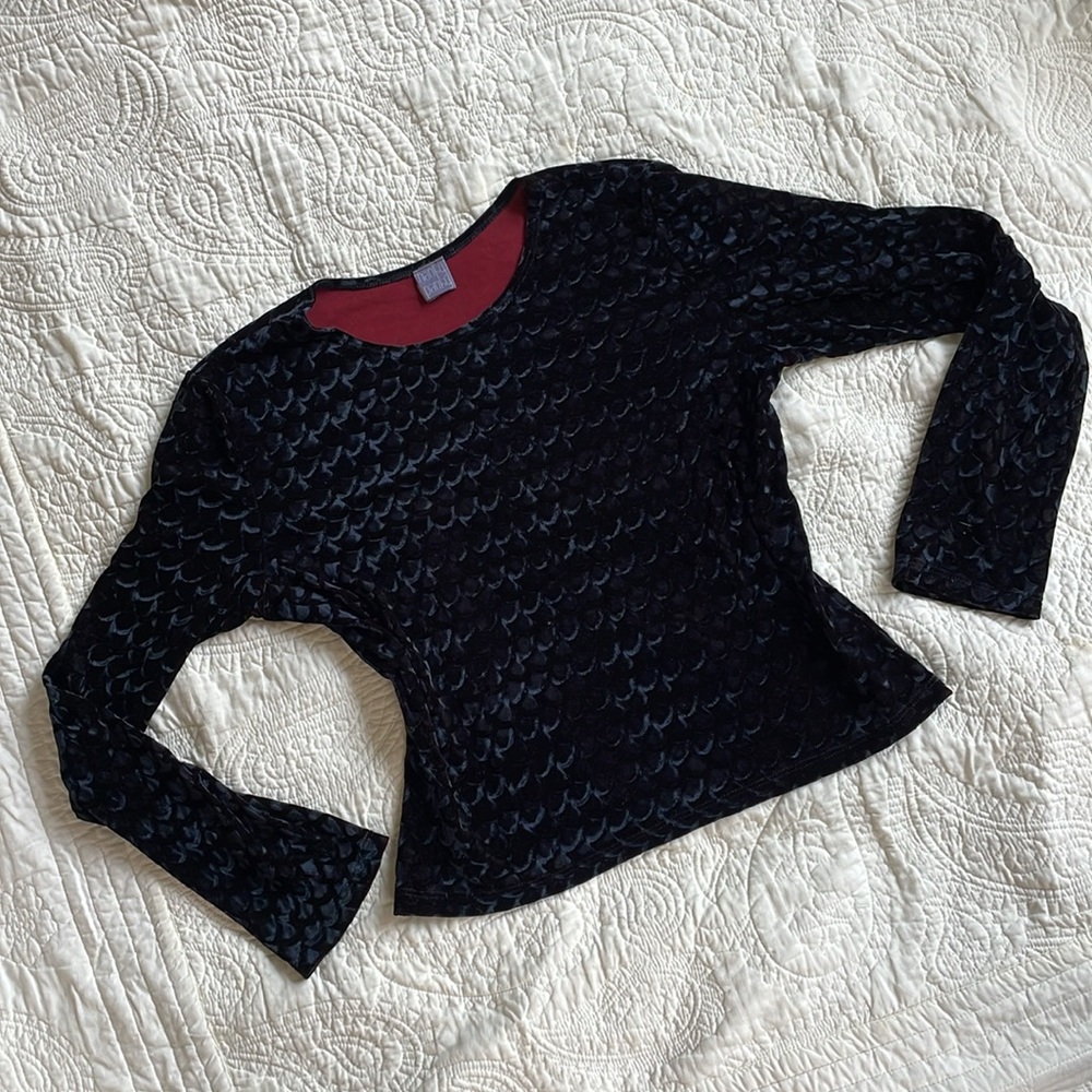 VTG black red velour scale top medium